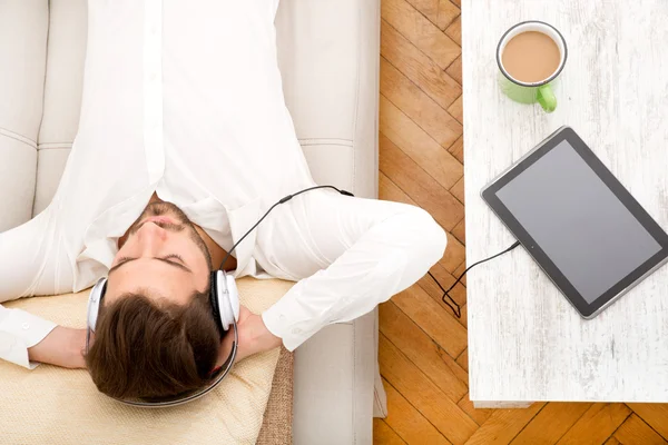 Joven escuchando música —  Fotos de Stock